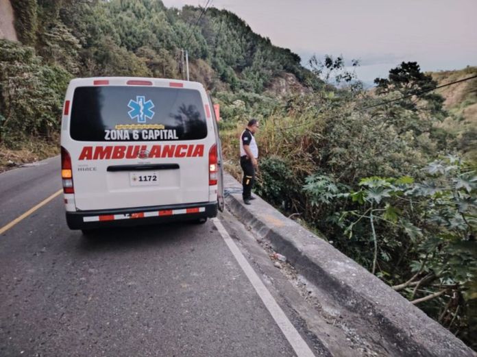 Al inicio, los Bomberos Voluntarios indicaron que en el km. 14 ruta a San Lucía Los Ocotes habían ubicado a una persona fallecida, momentos después ubicaron a dos más. Foto La Hora: BV