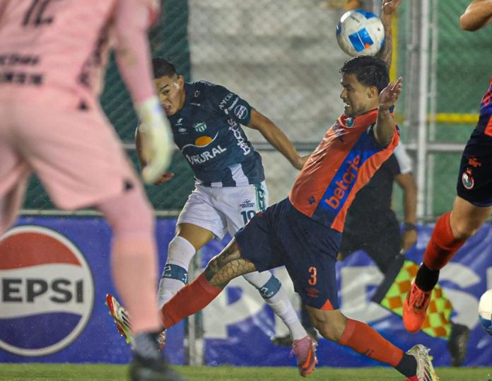 Municipal deberá remontar en su estadio este sábado 27 de diciembre ante Antigua GFC luego de perder 2-0 el juego de ida en La Antigua Guatemala. Foto La Hora: Antigua GFC