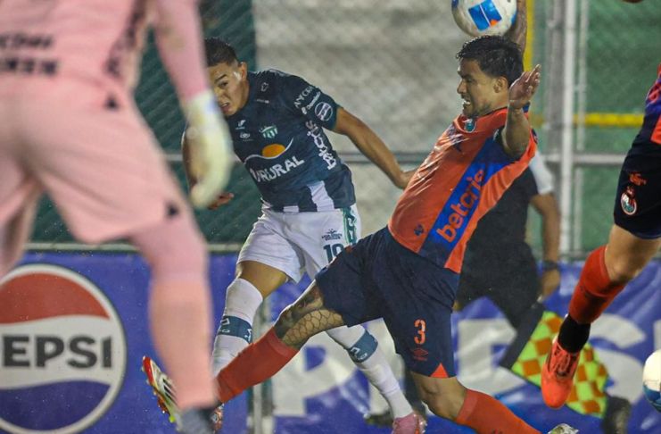 Municipal deberá remontar en su estadio este sábado 27 de diciembre ante Antigua GFC luego de perder 2-0 el juego de ida en La Antigua Guatemala. Foto La Hora: Antigua GFC