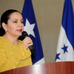 Ana García de Hernández, exposa del expresidente Juan Orlando Hernández, se pronunció acerca al indulto sobre su esposo. Foto EFE