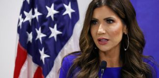 La secretaria del Departamento de Seguridad Nacional recomendó al presidente una prohibición de viajes a los países que han "estado inundando nuestra nación con asesinos". Foto La Hora: EFE