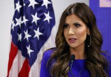 Noem recomienda a Trump a que prohíba viajar a EE. UU. a personas de países que enviaron «invasores» La secretaria del Departamento de Seguridad Nacional recomendó al presidente una prohibición de viajes a los países que han "estado inundando nuestra nación con asesinos". Foto La Hora: EFE