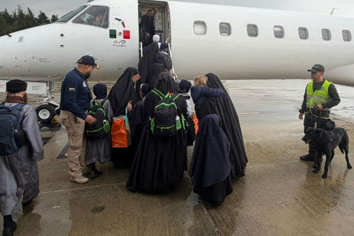 El gobierno colombiano expulsó a nueve adultos de la comunidad Lev Tahor y entregó a las autoridades de EE. UU. a los 17 menores que viajaban con ellos. Foto La Hora: EFE