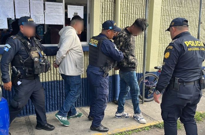 Según la PNC, los dos detenidos son presuntos integrantes del barrio 18. Foto La Hora: PNC