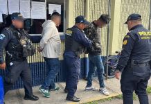 Según la PNC, los dos detenidos son presuntos integrantes del barrio 18. Foto La Hora: PNC