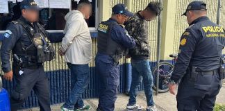 Según la PNC, los dos detenidos son presuntos integrantes del barrio 18. Foto La Hora: PNC