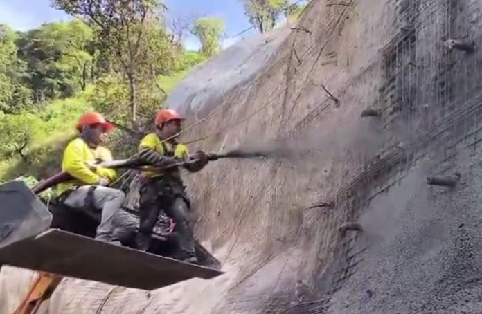 Covial continúa fundiendo la ladera en el km 11.5, entre la Avenida Hincapié y Boca del Monte, luego del derrumbe en septiembre. Foto La Hora: captura de pantalla