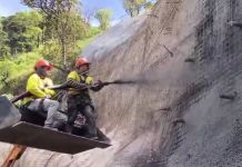 Aplican concreto para proteger talud en km 11.5, entre Avenida Hincapié y Boca del Monte Covial continúa fundiendo la ladera en el km 11.5, entre la Avenida Hincapié y Boca del Monte, luego del derrumbe en septiembre. Foto La Hora: captura de pantalla
