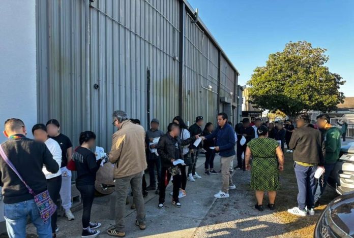 Los 18 connacionales detenidos en Texas, EE. UU., ya fueron asistidos y retornados al país, según el Minex. Foto La Hora: Consulado General de Guatemala, Houston, Texas