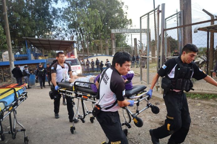 Bomberos Voluntarios Los Bomberos Voluntarios llevaron a un centro asistencial a las víctimas. Foto La Hora: BV