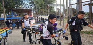 Los Bomberos Voluntarios llevaron a un centro asistencial a las víctimas. Foto La Hora: BV