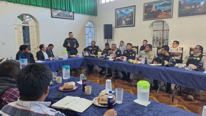 La PNC, gobernadores y lÃderes comunitarios definen planes de seguridad en el transporte extraurbano. Foto La Hora: PNC