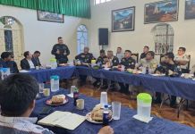 La PNC, gobernadores y líderes comunitarios definen planes de seguridad en el transporte extraurbano. Foto La Hora: PNC