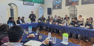 La PNC, gobernadores y líderes comunitarios definen planes de seguridad en el transporte extraurbano. Foto La Hora: PNC