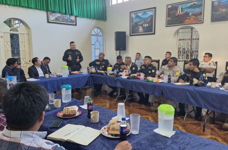 La PNC, gobernadores y líderes comunitarios definen planes de seguridad en el transporte extraurbano. Foto La Hora: PNC