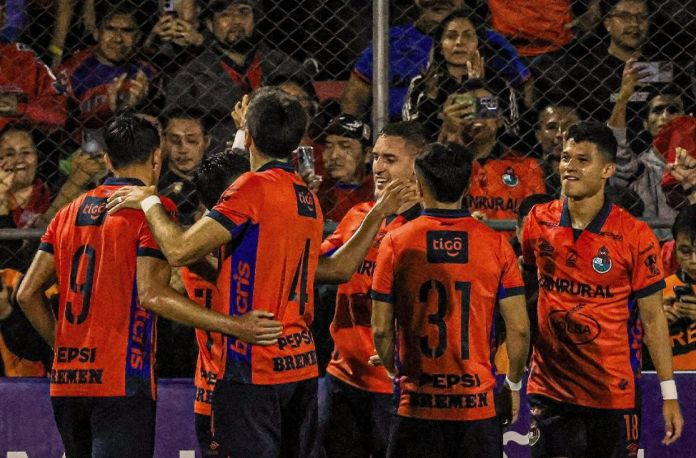 Rojos Municipal Municipal consigue su pase a la semifinal luego de vencer 2-0 a Mictlán en el estadio El Trebol en el juego de vuelta. Foto La Hora: CSD Municipal