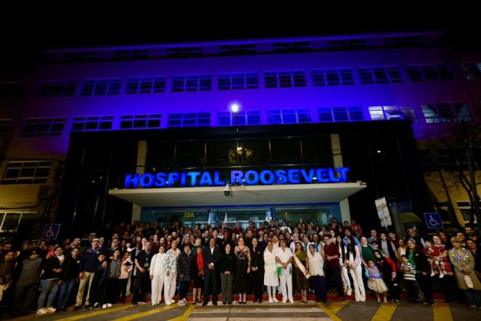 La fachada del hospital se iluminó de azul por su aniversario la noche del jueves. Foto La Hora: Hospital Roosevelt