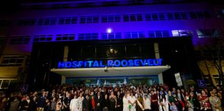 La fachada del hospital se iluminó de azul por su aniversario la noche del jueves. Foto La Hora: Hospital Roosevelt