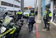 La PMT de la capital informó que ha vuelto a retirar obstáculos en espacios públicos ubicados cerca del Hospital General San Juan de Dios. Foto La Hora: captura de pantalla