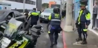 La PMT de la capital informó que ha vuelto a retirar obstáculos en espacios públicos ubicados cerca del Hospital General San Juan de Dios. Foto La Hora: captura de pantalla