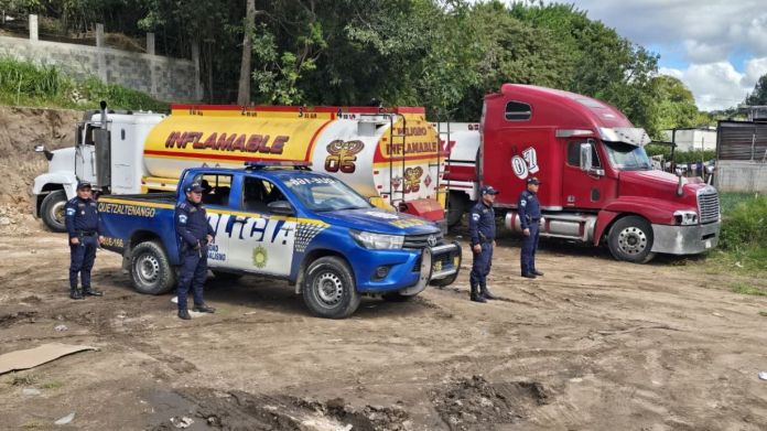 En al menos tres departamentos se llevaron a cabo los allanamientos para dar con los integrantes de la estructura criminal. Foto La Hora: PNC
