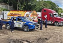 Detienen a «Los Memas», señalados del robo de camiones cisterna con combustible En al menos tres departamentos se llevaron a cabo los allanamientos para dar con los integrantes de la estructura criminal. Foto La Hora: PNC