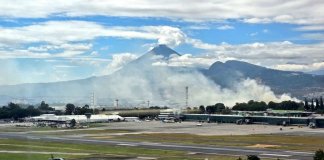 El incendio forestal se ha registrado en cercanía al AILA, sin embargo las operaciones continúan con normalidad. Foto La Hora: Redes sociales/ vichoguate