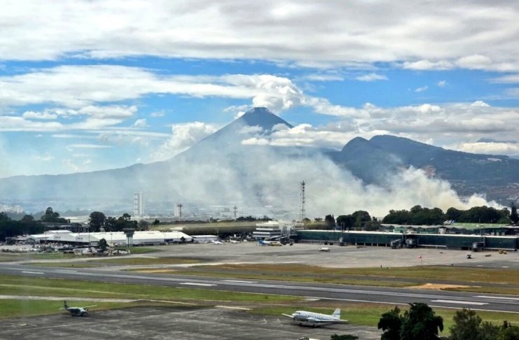 El incendio forestal se ha registrado en cercanía al AILA, sin embargo las operaciones continúan con normalidad. Foto La Hora: Redes sociales/ vichoguate