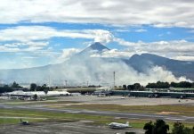Video: Incendio forestal en zona 12 capitalina provoca evacuación de empresa industrial El incendio forestal se ha registrado en cercanía al AILA, sin embargo las operaciones continúan con normalidad. Foto La Hora: Redes sociales/ vichoguate
