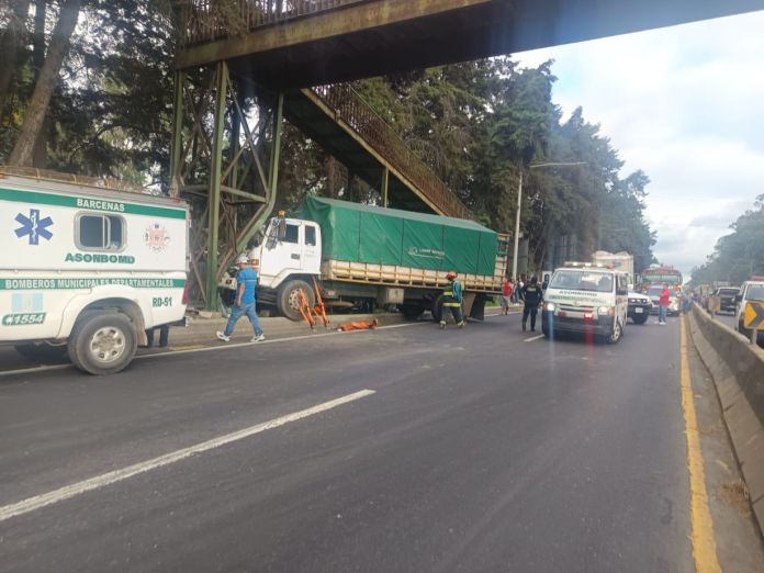 km 22 ruta al pacifico-acccidente En una de las bases de la pasarela terminó chocando un camión que trasladaba verduras. Foto La Hora: Asonbomd