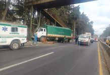 En una de las bases de la pasarela terminó chocando un camión que trasladaba verduras. Foto La Hora: Asonbomd