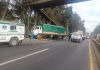 En una de las bases de la pasarela terminó chocando un camión que trasladaba verduras. Foto La Hora: Asonbomd