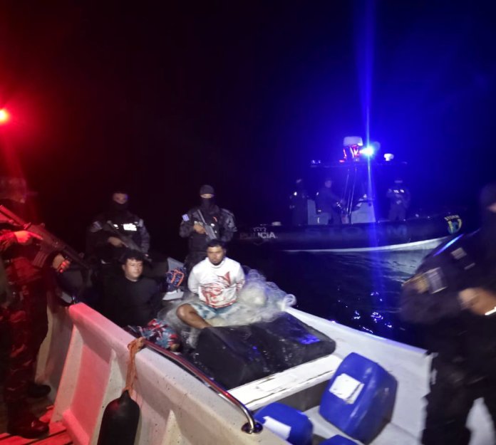 El Salvador intercepta lancha con bandera guatemalteca y decomisa 450 kilos de cocaína en el Pacífico