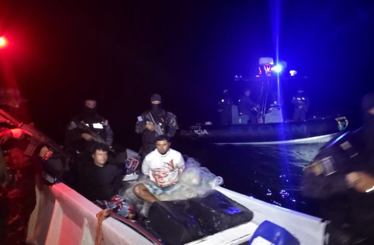 El Salvador intercepta lancha con bandera guatemalteca y decomisa 450 kilos de cocaína en el Pacífico