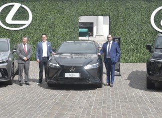 De izquierda a derecha: David Arana, gerente técnico; Axel Barillas Barrios, gerente de mercadeo Lexus Guatemala; Joaquín Novales, gerente de marca Lexus. Foto: La Hora/ José Orozco.