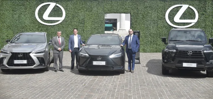 LEXUS De izquierda a derecha: David Arana, gerente técnico; Axel Barillas Barrios, gerente de mercadeo Lexus Guatemala; Joaquín Novales, gerente de marca Lexus. Foto: La Hora/ José Orozco.