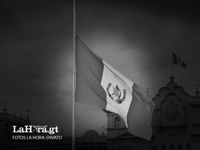 La muerte de 15 pasajeros de un bus que cayó a un barranco en Nahualá, ha enlutado al país.