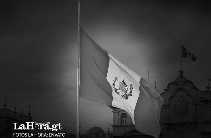 La muerte de 15 pasajeros de un bus que cayó a un barranco en Nahualá, ha enlutado al país.