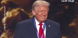 Trump recibe un nuevo premio de la paz de la FIFA, él mismo se coloca la medalla
