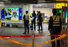 Atacante lanza bombas de humo en el metro de Taipéi y mata a tres personas