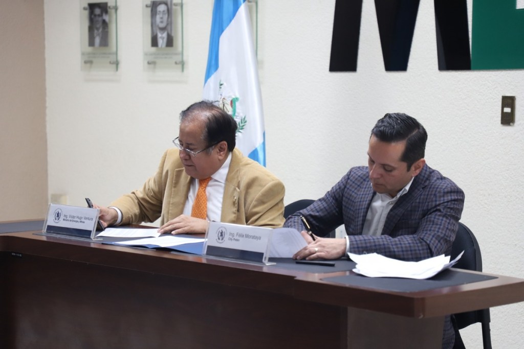 el titular del MEM, Víctor Hugo Ventura y el gerente general de City Petén, Félix Morataya