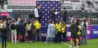 El jugador del Inter Miami Lionel Messi (c) habla tras recibir el premio Landon Donovan al MVP (jugador más valioso) de la MLS este martes, en el Chase Stadium en Fort Lauderdale, Florida (Estados Unidos). Foto: La Hora/ EFE/ Alberto Boal