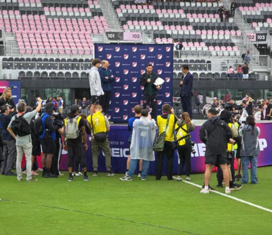 El jugador del Inter Miami Lionel Messi (c) habla tras recibir el premio Landon Donovan al MVP (jugador más valioso) de la MLS este martes, en el Chase Stadium en Fort Lauderdale, Florida (Estados Unidos). Foto: La Hora/ EFE/ Alberto Boal