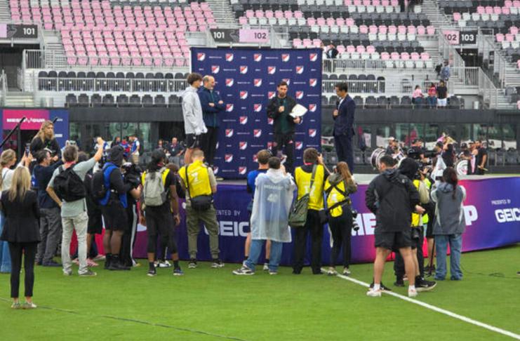 El jugador del Inter Miami Lionel Messi (c) habla tras recibir el premio Landon Donovan al MVP (jugador más valioso) de la MLS este martes, en el Chase Stadium en Fort Lauderdale, Florida (Estados Unidos). Foto: La Hora/ EFE/ Alberto Boal
