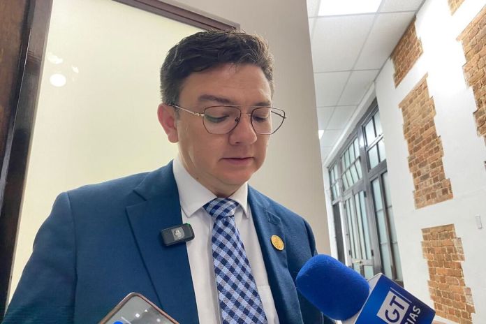 El director de Migración, Danilo Rivera, responde por la asistencia de Jimmy Morales a las elecciones de Honduras. Foto: La Hora