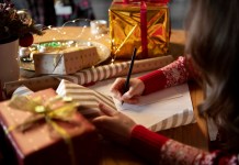 Planear los regalos y compras navideñas ayuda a reducir el estrés y evitar gastos innecesarios. Foto: Freepik.