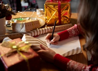 Planear los regalos y compras navideñas ayuda a reducir el estrés y evitar gastos innecesarios. Foto: Freepik.