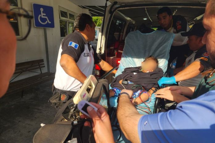 Menor de dos años trasladada a un centro asistencial tras ingerir combustible. Foto La Hora: Bomberos Voluntarios
