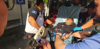 Menor de dos años trasladada a un centro asistencial tras ingerir combustible. Foto La Hora: Bomberos Voluntarios