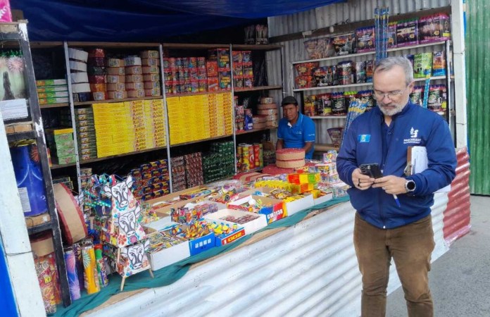 PDH verifica medidas de seguridad en ventas de pirotecnia en Antigua Guatemala Foto: PDH